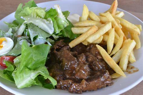 Stoofvlees met frietjes en een slaatje